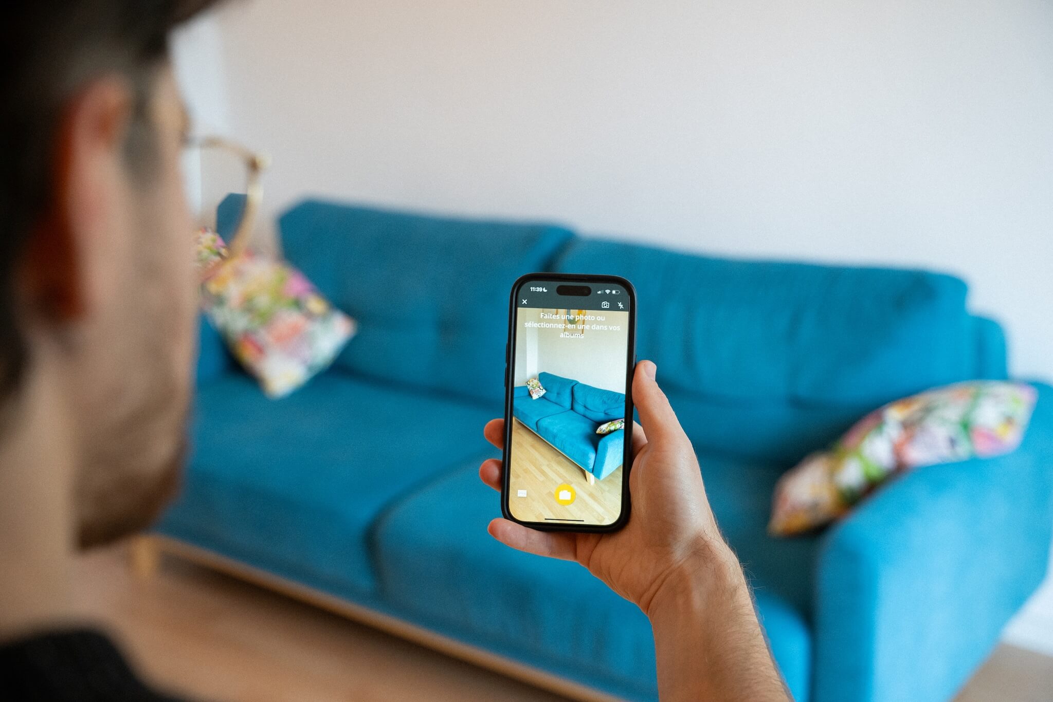 Personne publiant un objet sur Geev